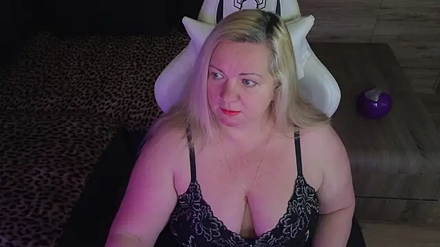 Snapshot of MolligSpielle chatting on October 28, 8:11 pm MolligSpielle online show from October 28, 8:11 pm