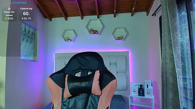 Snapshot of shanakendall chatting on October 10, 2:05 pm shanakendall online show from October 10, 2:05 pm