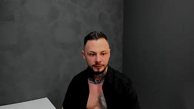 Snapshot of BrianHunts chatting on January 23, 2:33 am BrianHunts online show from January 23, 2:33 am