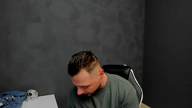 Snapshot of BrianHunts chatting on February 10, 6:42 am BrianHunts online show from February 10, 6:42 am