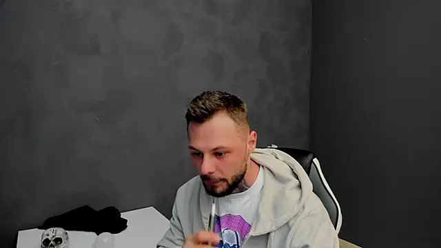 Snapshot of BrianHunts chatting on February 23, 6:39 am BrianHunts online show from February 23, 6:39 am