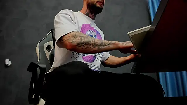 Snapshot of BrianHunts chatting on February 24, 10:48 am BrianHunts online show from February 24, 10:48 am