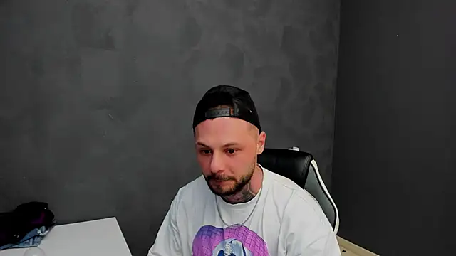 Snapshot of BrianHunts chatting on March 7, 6:13 am BrianHunts online show from March 7, 6:13 am