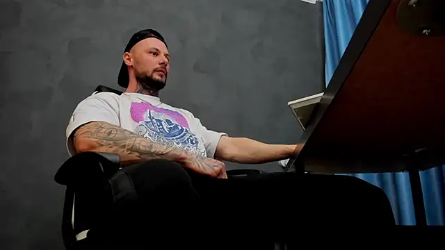 Snapshot of BrianHunts chatting on March 7, 9:40 am BrianHunts online show from March 7, 9:40 am