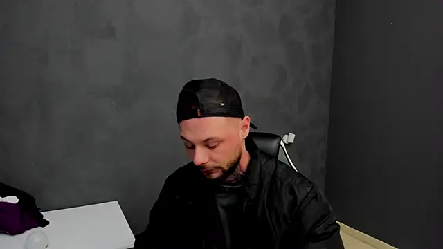 Snapshot of BrianHunts chatting on March 8, 6:43 am BrianHunts online show from March 8, 6:43 am