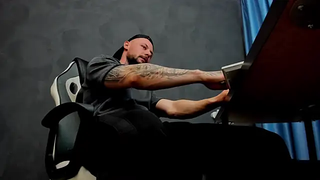 Snapshot of BrianHunts chatting on March 8, 9:50 am BrianHunts online show from March 8, 9:50 am