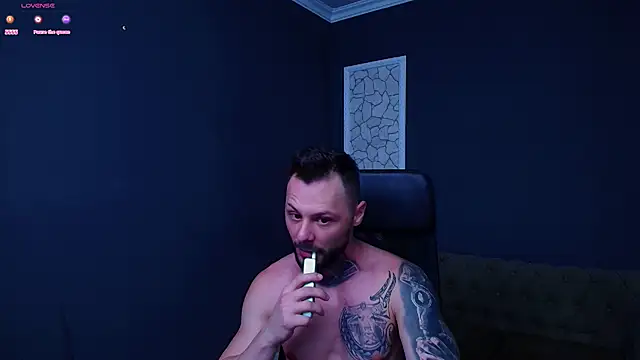 Snapshot of BrianHunts chatting on October 9, 4:43 am BrianHunts online show from October 9, 4:43 am