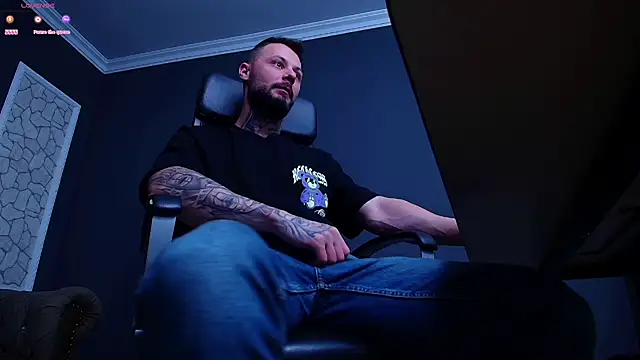 Snapshot of BrianHunts chatting on October 11, 4:44 am BrianHunts online show from October 11, 4:44 am