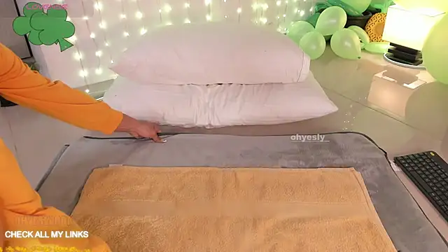 Snapshot of ohyesly_ chatting on March 7, 10:23 am ohyesly online show from March 7, 10:23 am