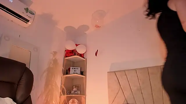  Niah  online show from February 19, 9:25 pm