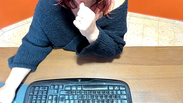 NikkiHolland online show from November 5, 8:25 am