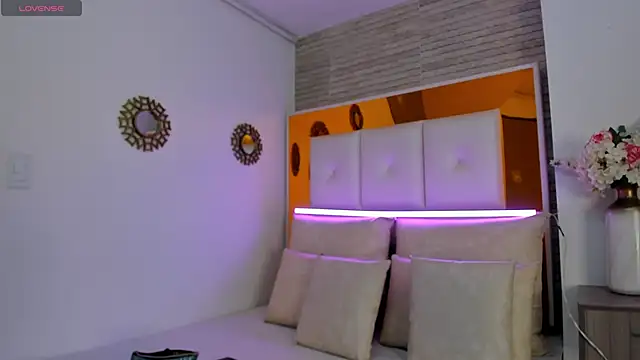 Snapshot of ShaniaBrownn chatting on December 21, 7:49 pm ShaniaBrownn online show from December 21, 7:49 pm