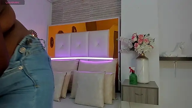 Snapshot of ShaniaBrownn chatting on March 13, 7:50 pm ShaniaBrownn online show from March 13, 7:50 pm