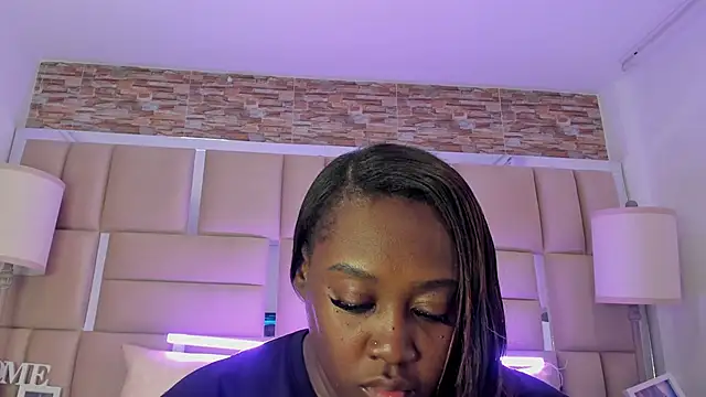 Snapshot of ShaniaBrownn chatting on September 19, 7:47 pm ShaniaBrownn online show from September 19, 7:47 pm