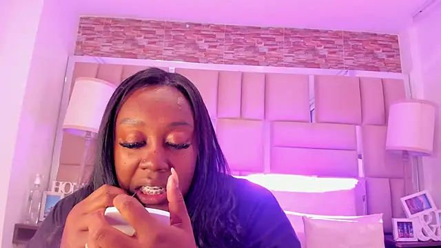 ShaniaBrownn online show from November 20, 7:35 pm