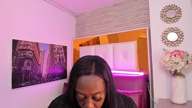 ShaniaBrownn online show from December 2, 7:42 pm