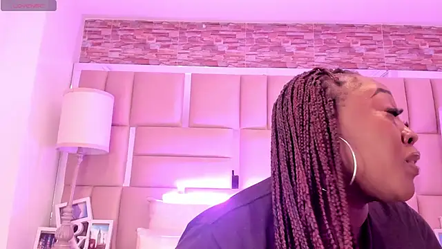 ShaniaBrownn online show from June 13, 8:18 pm