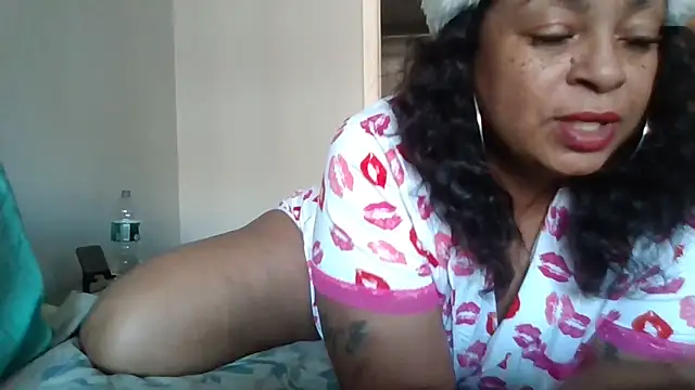 MSweetLindaParks online show from December 7, 6:26 pm
