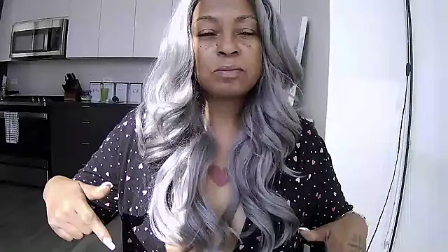 MSweetLindaParks online show from July 15, 12:54 pm