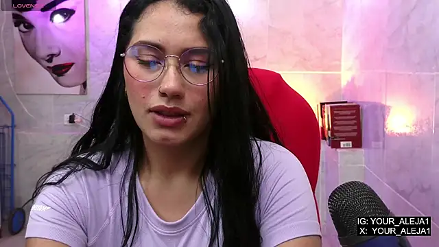 LauraRuiz1 online show from May 15, 11:45 pm