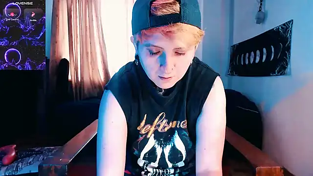 Snapshot of Marieblueeyes chatting on November 28, 3:58 pm Marieblueeyes online show from November 28, 3:58 pm