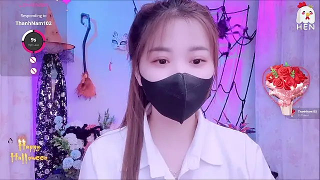 Snapshot of hen237 chatting on October 31, 10:33 pm hen237 online show from October 31, 10:33 pm