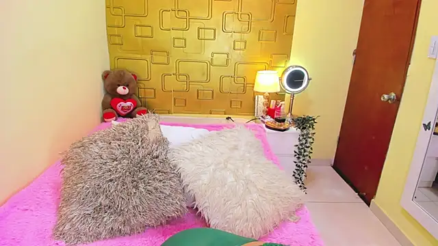 Snapshot of Julia_Haye chatting on November 30, 10:03 pm Julia Haye online show from November 30, 10:03 pm