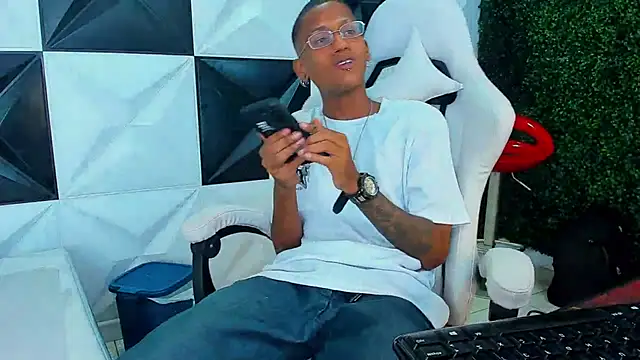 Snapshot of ManSant chatting on November 3, 3:35 pm ManSant online show from November 3, 3:35 pm