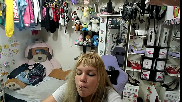 Snapshot of allsson_queen chatting on July 12, 2:02 am allsson queen online show from July 12, 2:02 am