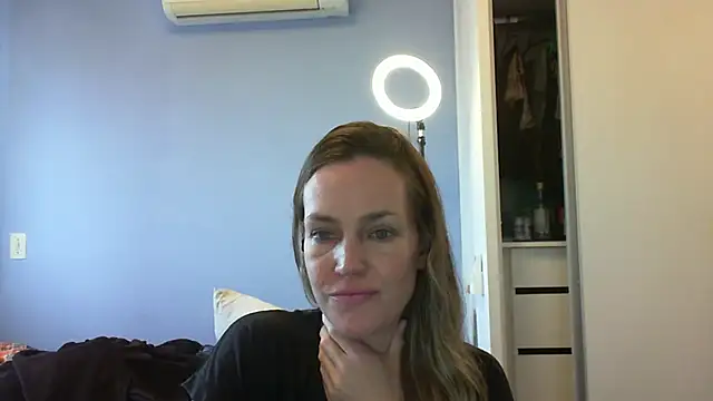 Snapshot of Annylove1 chatting on October 28, 10:19 am Annylove1 online show from October 28, 10:19 am