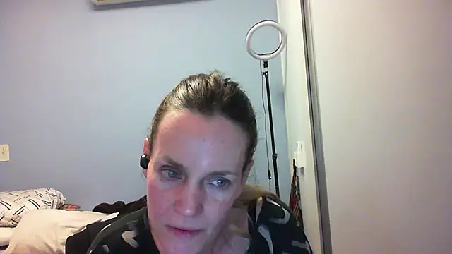 Snapshot of Annylove1 chatting on November 3, 12:24 am Annylove1 online show from November 3, 12:24 am