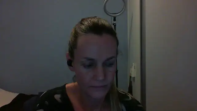 Snapshot of Annylove1 chatting on November 6, 12:00 am Annylove1 online show from November 6, 12:00 am