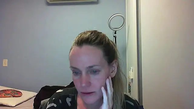 Snapshot of Annylove1 chatting on November 8, 12:11 am Annylove1 online show from November 8, 12:11 am