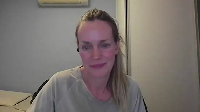 Snapshot of Annylove1 chatting on November 21, 12:21 am Annylove1 online show from November 21, 12:21 am