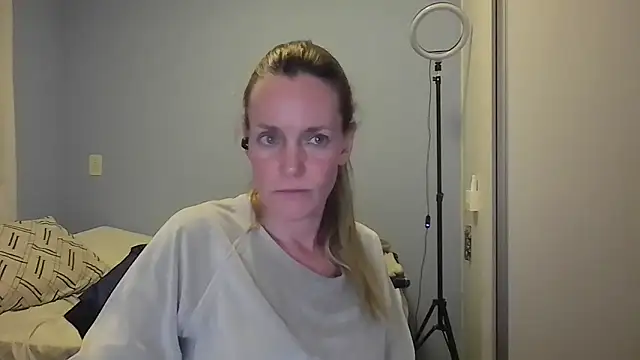 Snapshot of Annylove1 chatting on November 29, 12:13 am Annylove1 online show from November 29, 12:13 am