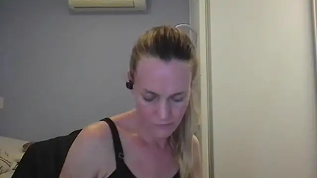 Snapshot of Annylove1 chatting on December 3, 12:29 am Annylove1 online show from December 3, 12:29 am