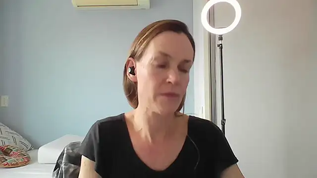 Snapshot of Annylove1 chatting on December 3, 3:32 pm Annylove1 online show from December 3, 3:32 pm