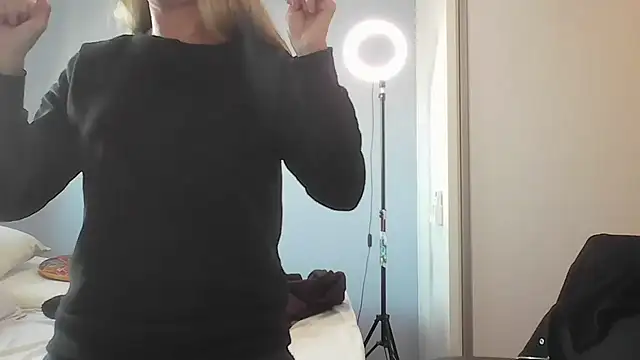 Annylove1 online show from June 10, 10:47 am