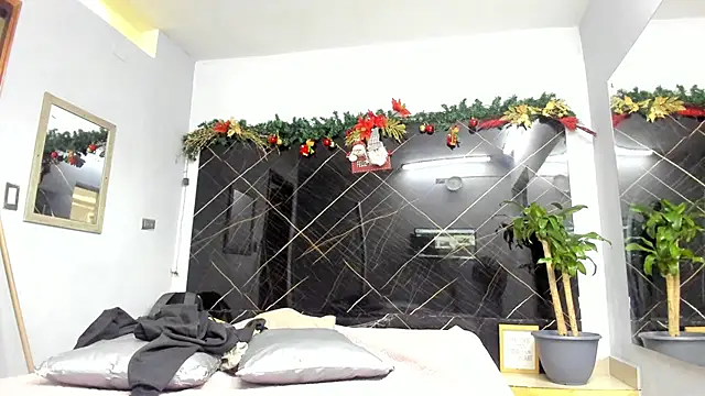 Sinthia Collins online show from December 5, 11:38 am