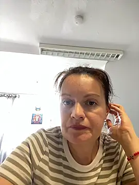 Snapshot of LoveNBloom chatting on June 2, 11:34 am LoveNBloom online show from June 2, 11:34 am