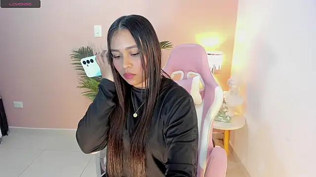 Snapshot of Ciara8 chatting on October 17, 4:37 am Ciara8 online show from October 17, 4:37 am