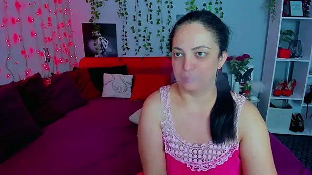 Snapshot of DarlingMilf chatting on September 24, 6:11 pm DarlingMilf online show from September 24, 6:11 pm