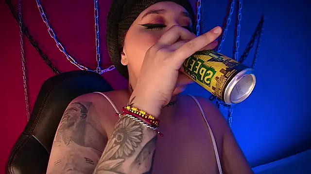 Laura takint online show from December 31, 4:46 pm