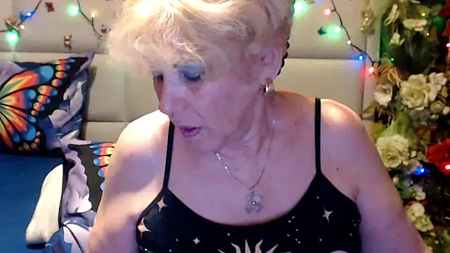 Snapshot of HappyWomanOn chatting on June 28, 9:26 am HappyWomanOn online show from June 28, 9:26 am