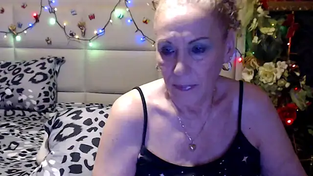 Snapshot of HappyWomanOn chatting on July 19, 9:13 am HappyWomanOn online show from July 19, 9:13 am