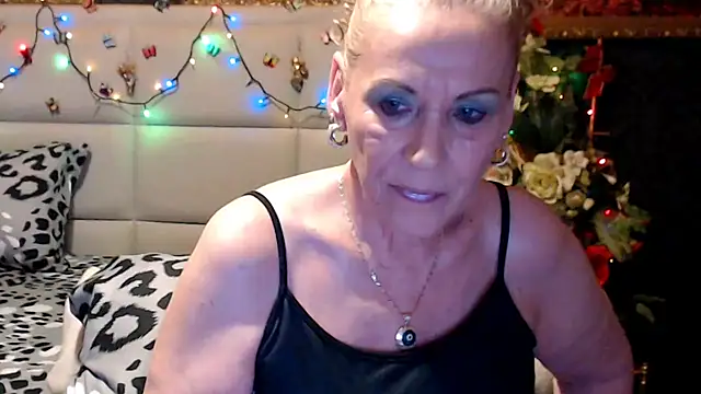 Snapshot of HappyWomanOn chatting on July 20, 8:50 am HappyWomanOn online show from July 20, 8:50 am