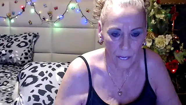 Snapshot of HappyWomanOn chatting on July 21, 9:00 am HappyWomanOn online show from July 21, 9:00 am