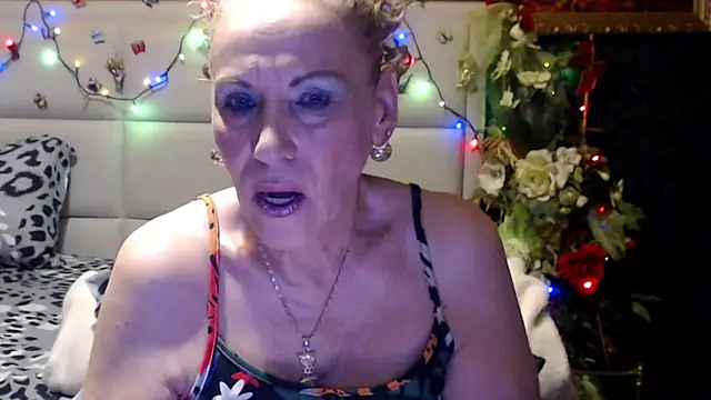 Snapshot of HappyWomanOn chatting on July 23, 6:55 am HappyWomanOn online show from July 23, 6:55 am