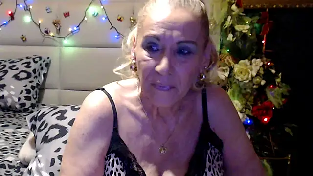 Snapshot of HappyWomanOn chatting on July 26, 9:27 am HappyWomanOn online show from July 26, 9:27 am