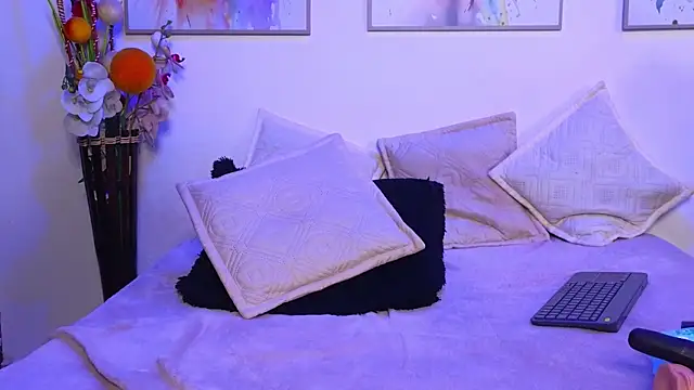 Snapshot of Marianaa_Lopezz chatting on January 4, 10:55 pm Marianaa Lopezz online show from January 4, 10:55 pm